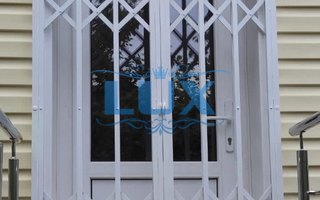 раздвижная решетчатая дверь для загородного дома