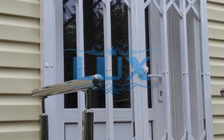 стальная раздвижная решетчатая дверь с проушинами под навесной замок