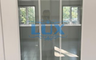 металлическая двустворчатая дверь со стеклянными вставками