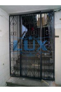 тамбурная металлическая дверь с листом металла и решеткой