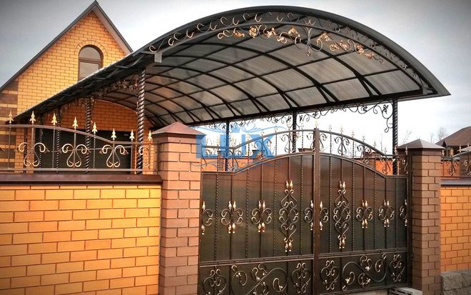 кованый навес с крышей из монолитного поликарбоната
