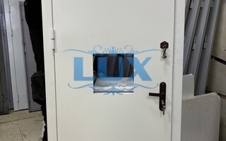 входная дверь в кассовое помещение с окошком для выдачи денег