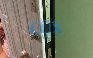 дверь входная с порошковым напылением снаружи вид с боку 