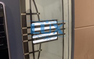 овальный стеклопакет в створке входной двери