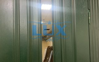 дверь из стали с зеркалом и одним замком