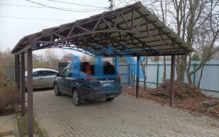 навес с двускатной крышей для автомобиля