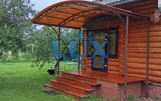 навес из коричневого сотового поликарбоната толщиной 8 миллиметров для деревянной дачи