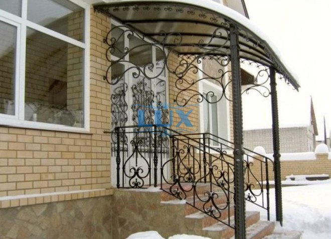 дугообразный навес над крыльцом